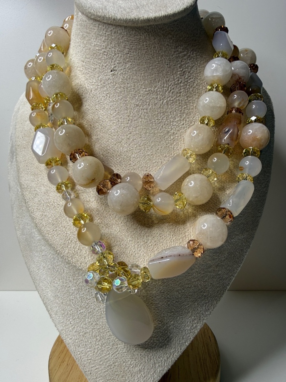 Vintage spectacular Beige Yellow Beaded gemstone Aurora Borealis Necklace ⭐️